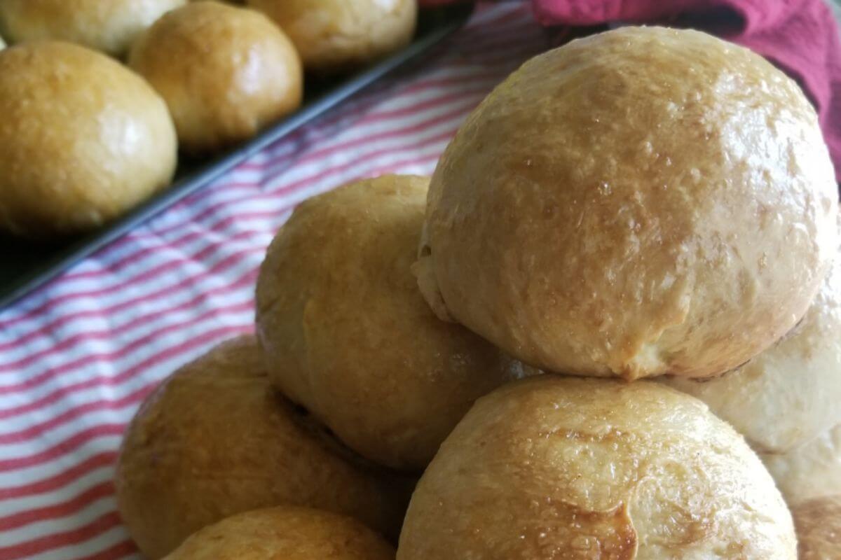 Recipe blog post featuring a close-up image of a Sri Lankans fish buns piled on a kitchen cloth.