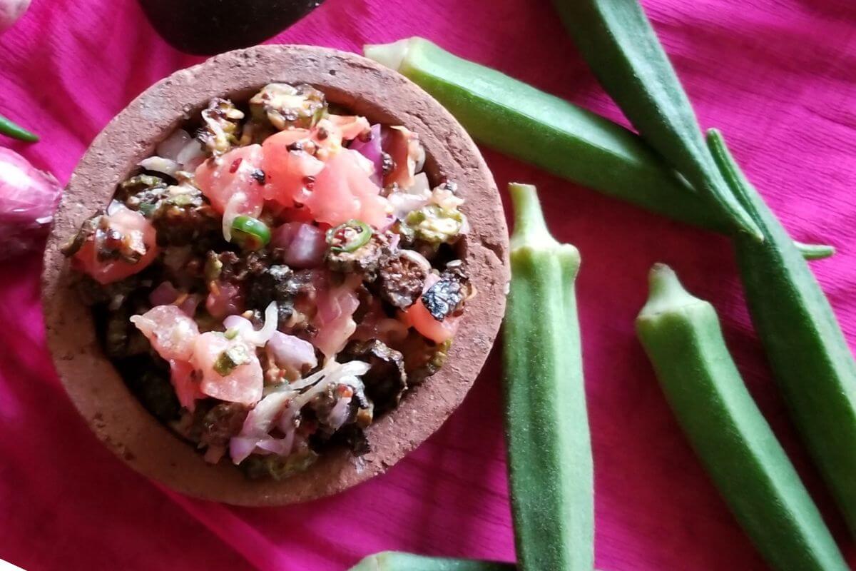Crispy air-fried okra sambal (Bandakka/ Vendakkai) in a traditional clay bowl.