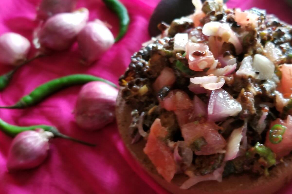 Crispy air-fried okra mixed with onions and chilies in a clay bowl.