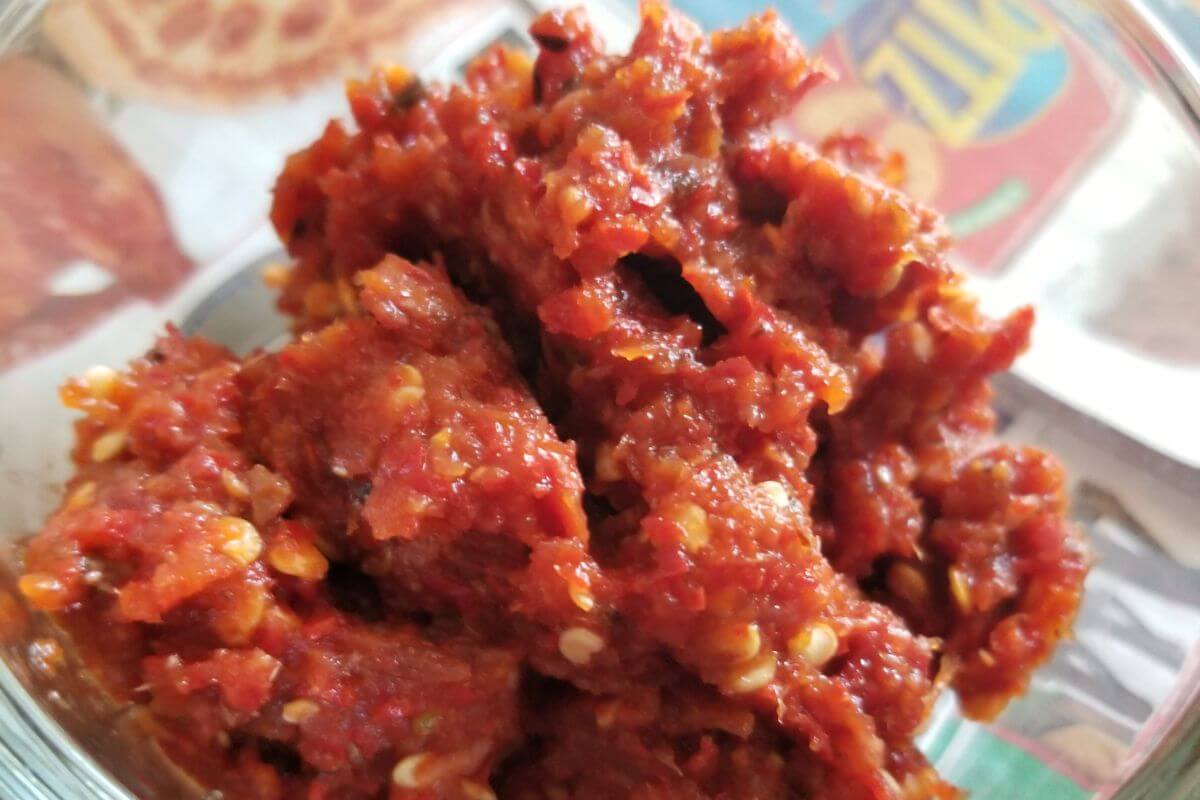 Freshly blended katta sambol with lime and chilies.