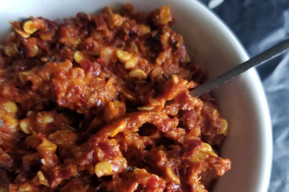 Sri Lankan katta sambol served in a small clay bowl.