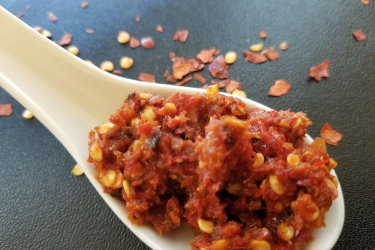 Coarse, spicy Sri Lankan chili paste ready to serve.