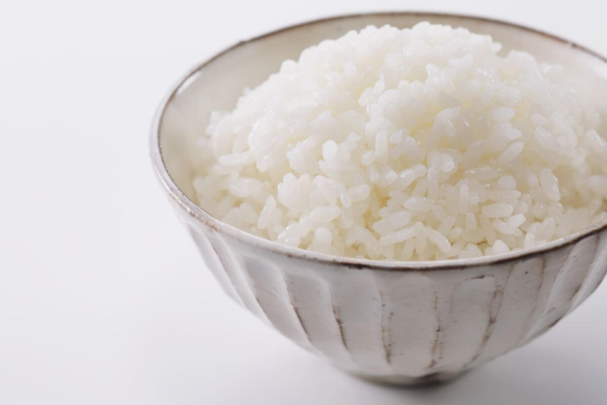 Bowl of white rice, a simple late-night food that supports melatonin and tryptophan absorption