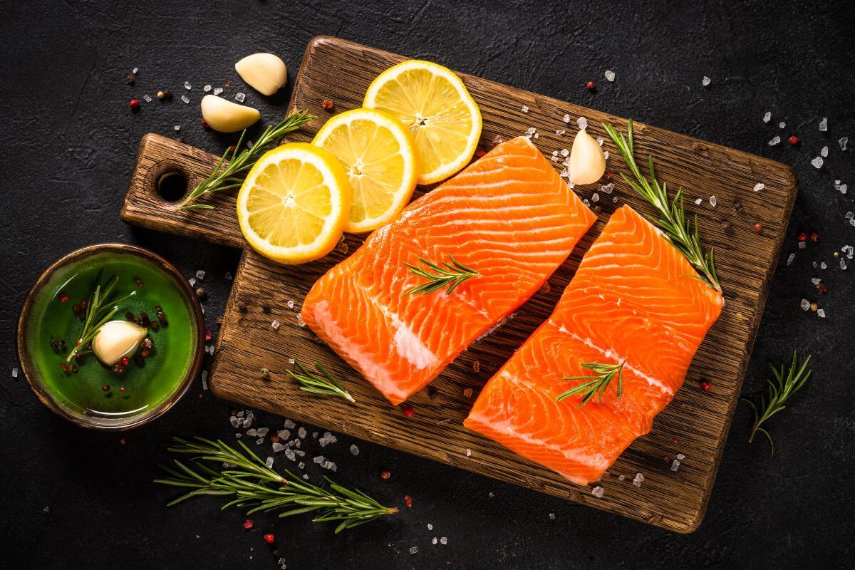 Cooked salmon fillet, an omega‑3 rich late-night food option that supports sleep when eaten at dinner