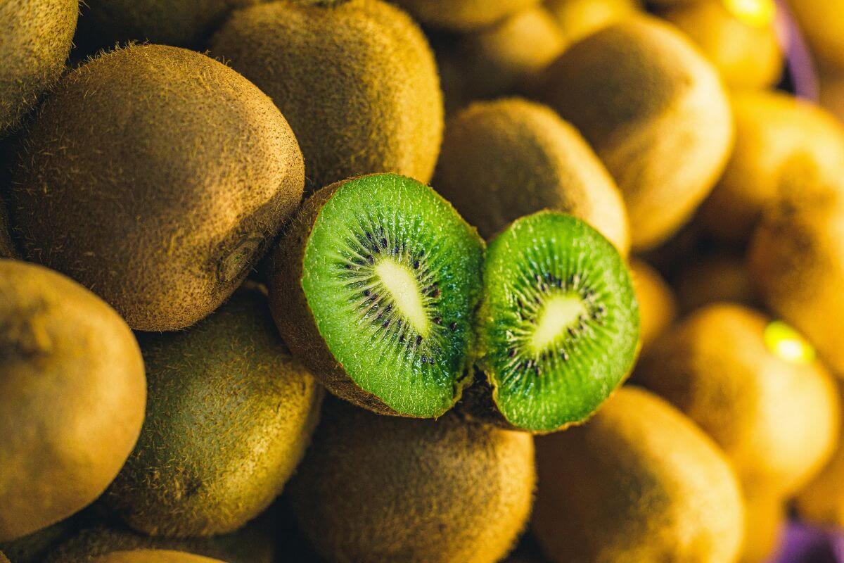 Kiwi fruit, a nutrient-rich late-night food known to support sleep quality
