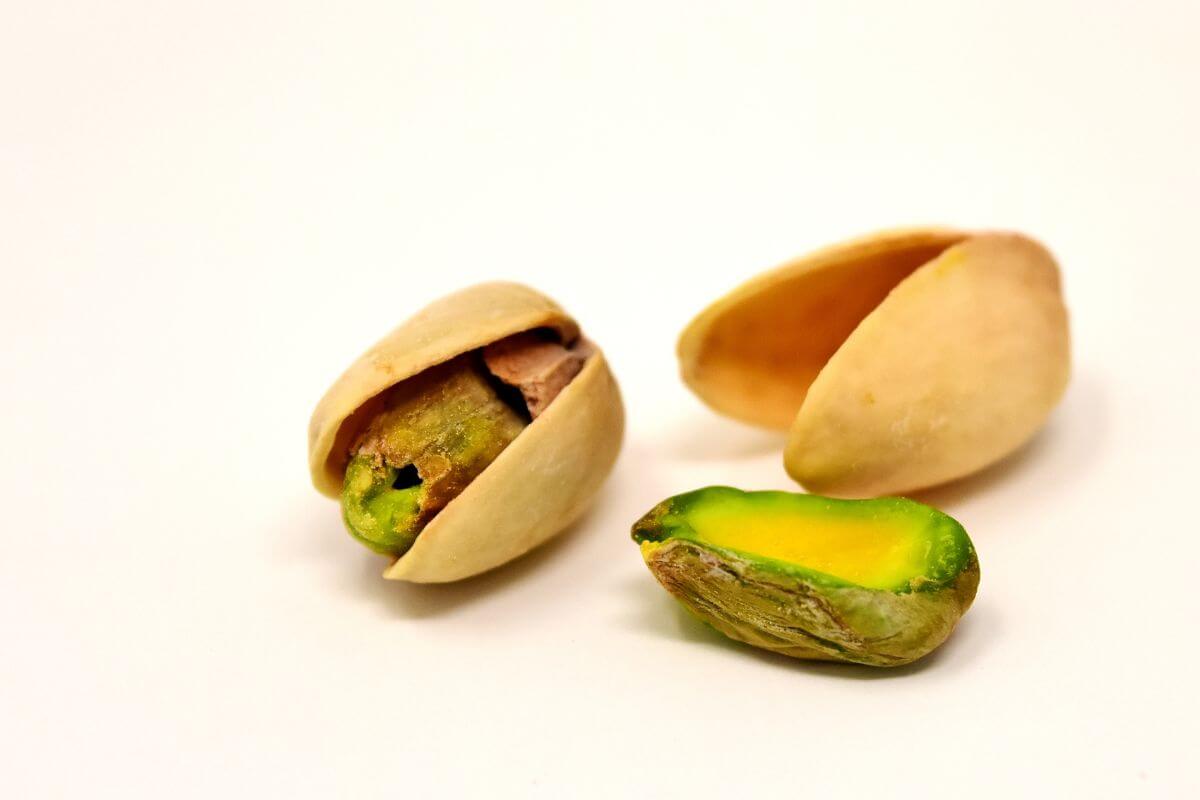Pistachios, a protein and B6-rich late-night food that helps promote sleep
