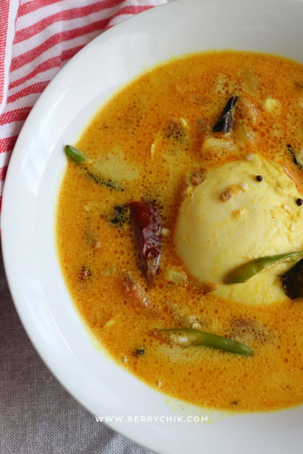 pin image of a warm bowl of Sri Lankan‑style poached egg curry served for breakfast, coconut‑rich and easy to make for health‑conscious eaters.