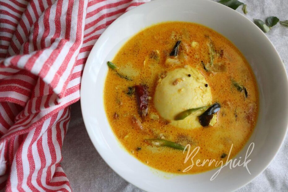 Creamy Sri Lankan poached egg curry in a bowl, coconut‑rich gravy with a soft poached egg, quick 20‑minute island‑style recipe.