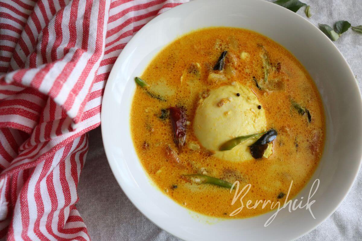 Creamy Sri Lankan poached egg curry in a bowl, coconut‑rich gravy with a soft poached egg, quick 20‑minute island‑style recipe.