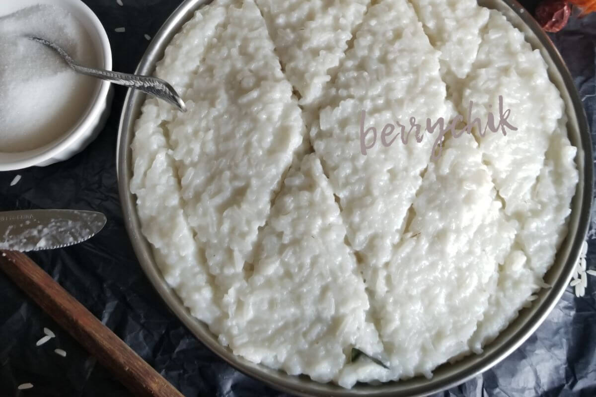 diamond-cut kiribath plated ready to enjoy for as a sri lankan breakfast