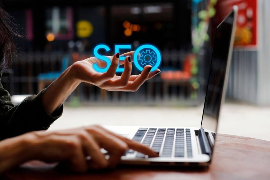 Basic SEO tips for food bloggers shown through a simple SEO graphic with icons and keywords.