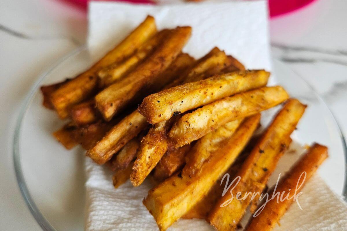 Crispy cassava fries served with spicy mayo – healthy gluten‑free alternative to potato fries