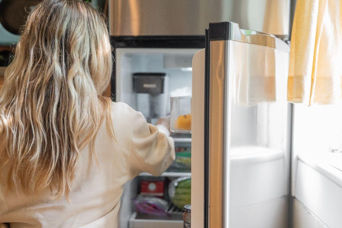 Meal planner showing flexible meals and no‑cook days with simple ingredients like noodles, eggs, and veggies.
